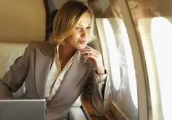 Viajar en avión puede poner en prueba tus niveles de estrés, sin embargo no todo está perdido. siempre se pueden reducir losniveles de cortisol en tu cuerpo. Foto: Photos.com