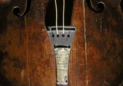 El violín, de fabricación alemana, cuenta con una placa con una inscripción: 