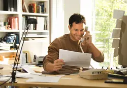 Quienes laboran desde su hogar tienden a realizar varias tareas al mismo tiempo, lo que propiciaría mayor estrés. Foto: Fotos.com