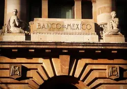 Banxico establece condiciones para el cobro de comisiones en los servicios de transferencias a través de dispositivos móviles. Foto: Excélsior