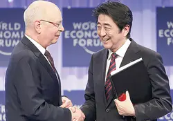 Klaus Schwab, fundador del WEF (izquierda) saluda al primer ministro de Japón, Shinzo Abe, tras inaugurar la 44 edición de la reunión anual de negocios y política más importante del mundo. Foto: Reuters