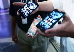 Tu dispositivo podrá leer cualquier tarjeta SIM sin importar la compañía de telefonía con quien lo hayas comprado. Foto: Getty
