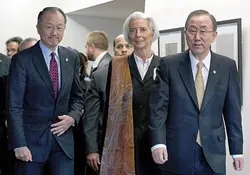 Christine Lagarde, del FMI, acompañada por Jim Yong Kim, del BM, y Ban Ki-moon, de las Naciones Unidas. Foto: AP