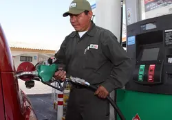 Ya que mañana será el cuarto aumento a la gasolina, es buen momento para saber cómo puedes deducir este gasto. Foto: Cuartoscuro