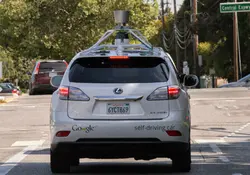 Un piloto de prueba dice en el video que el coche puede reconocer cientos de objetos en el camino. Foto: Google