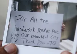 Coca-Cola utiliza drones para entregar bebidas y más de 2,700 fotos con notas escritas a mano para agradecer el empeño de los inmigrantes. Foto: Especial