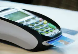Ahora es posible bloquear la tarjeta de crédito desde el celular. Foto: Getty.