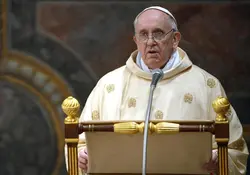 La corrupción de los poderosos la pagan los pobres: Papa Francisco. Foto Reuters