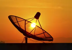 La señal es emitida generalmente a través de una antena o satélite por vía aérea, la cual es recibida por los dispositivos. Foto: Thinkstock
