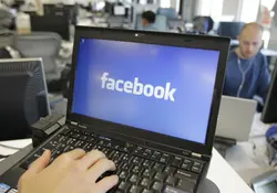 Facebook dice que no compartirá la información de tarjetas de crédito o débito de sus usuarios con los anunciantes. Foto: AP