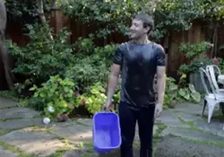 El gobernador de Nueva Jersey Chris Christie, retó a Mark Zuckerberg a realizar el “ALS Ice Bucket Challenge”. Foto: Especial