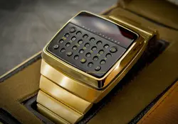 El HP-01 de Hewlett Packard era un reloj-calculadora que requería un 'staylus' para presionar los botones. Fue lanzado en 1977 y su costo superaba los 2,000 dólares actuales. Foto: led-forever.com