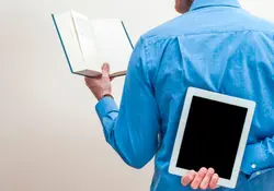 El estudio detalla que hay una mejor comprensión cuando se lee en papel que cuando se hace en la pantalla de una computadora. Foto: Getty