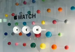 Este martes el Apple Watch pudo ser apreciado por primera vez por propios y extraños con el objetivo de que sea asociado con la moda. Foto: Instagram Colette