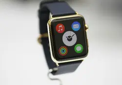 El dispositivo, que debe estar vinculado con un iPhone, tiene forma de un reloj de muñeca tradicional con una pequeña pantalla cuadrada. Foto: Reuters.