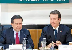 Ildefonso Guarjardo (izquierda), secretario de Economía, afirmó que enviará una ley para la competitividad. Foto: Eduardo Jiménez Fernández