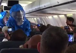 El pasajero, de acuerdo con la tripulación, estuvo tosiendo durante todo el vuelo. Foto: YouTube