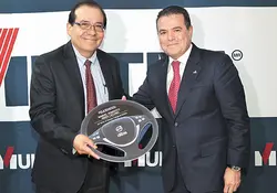 Humberto Manuel Anaya Lazcano fue el ganador de un  Volvo V40, al participar en la promoción  Decisión Inteligente Multiva, la cual reconoció la lealtad y el ahorro de los clientes de la institución.  Foto: Luis Enrique Olivares