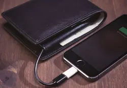 La batería que integra la billetera es súper delgada y cabe perfectamente sin que sea molesta. Foto: firebox.com.