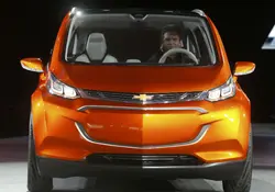 Chevrolet presentó esta mañana en al Auto Show de Detroit el concepto de un coche completamente eléctrico, el Bolt EV. Foto: Reuters