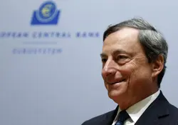 Mario Draghi dijo que el BCE comprará mensualmente 60,000 millones de euros en bonos hasta septiembre del 2016. Foto: Reuters