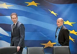 El presidente del Eurogrupo, Jeroen Dijsselbloem (izquierda) y Yanis Varufakis, ministro de Finanzas de Grecia, anunciaron ayer en rueda  de prensa que no hubo acuerdo en la reunión realizada la víspera. El país helénico podría caer en incumplimiento de pagos en marzo próximo. Foto: AP