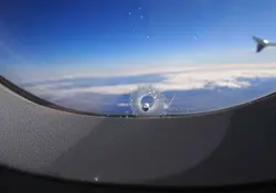 Si te has sentado en la ventana de un avión, habrás notado que el panel tiene un pequeño hoyo en la parte inferior. Foto: Flickr de lexnger [CC BY-NC 2.0]