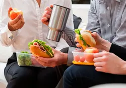 Muchas personas comen con sus compañeros de trabajo y la industria alimenticia ha sabido colocarse alrededor de las oficinas. Foto: Especial.