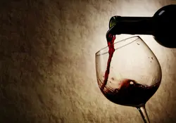 Un estudio de 2012 sostiene que la ingesta diaria de media copa de vino contribuye a cuidar la salud. Foto: Especial