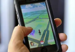 Esto se suma a la lista de riesgos que implica jugar no sólo Pokémon GO, sino cualquier juego de realidad aumentada. Foto: AP