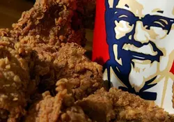 Un reportero accidentalmente encontró la famosa receta del pollo Kentucky Fried Chicken. Foto: Getty.