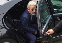El supuesto millonario saliendo de uno de sus tantos autos de lujo. Foto Instagram
