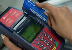 Es recomendable que al pagar con tarjeta de débito o crédito solicites que la operación se realice en la Terminal Punto de Venta. Foto: Cuartoscuro