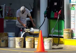 la gasolina y el diésel son altamente flamables, por lo que transportarlos y/o almacenarlos en bidones es muy peligroso. Foto: Cuartoscuro.