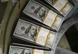 El dólar estadounidense cerró 20 centavos más caro que el precio registrado el viernes. Foto: Archivo
