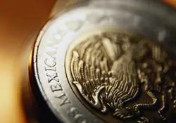 El gobernador del Banco de México, Agustín Carstens, dijo que el peso mexicano está claramente subvaluado frente al dólar. Foto: Archivo.
