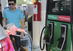 Los empresarios gasolineros están obligados a exhibir los precios por litro de los combustibles de manera visible. Foto: Cuartoscuro.