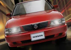 Nissan Tsuru. Uno de los más famosos en nuestro país. Carece de sistemas de seguridad competentes, motivo por el cuál será retirado del mercado este año. Foto: Nissan