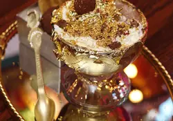 La copa en la que se sirve el helado está hecha de oro y en la base tiene un brazalete elaborado con metales preciosos. Foto: Especial