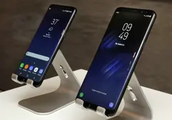La clave para que Samsung mantenga su posición y atraiga a más consumidores podría estar en sus nuevos equipos insignia, Galaxy S8 y S8 Plus. Foto: AP