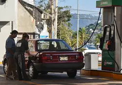 Los precios máximos de las gasolinas Magna y Premium bajarán tres centavos. Foto: Archivo Cuartoscuro