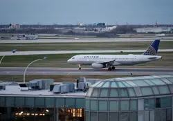 El abogado dijo que el video mostró un ejemplo extraordinario de algo que sucede con demasiada frecuencia: las aerolíneas que sobrevenden sus vuelos y luego sacan a los pasajeros dándoles una compensación. Foto:Reuters