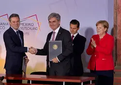 La ceremonia de la firma del convenio contó con la presencia del presidente Enrique Peña Nieto y la canciller de Alemania, Angela Merkel.