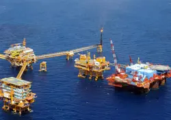 Se están ofertando 15 campos petroleros en aguas someras del Golfo de México, cuya exploración y producción requerirá inversiones superiores por 11 mil 250 millones de dólares. Foto: Especial.