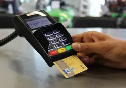La Condusef aplicará multas por 4.3 millones de pesos a los bancos por incumplir con la norma de transparencia en sus contratos de tarjeta de crédito. Foto: Cuartoscuro.