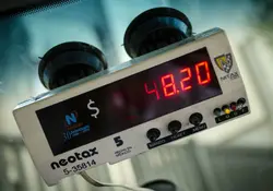 La empresa mexicana Nitax desarrolló un sistema de encriptamiento con videovigilancia para evitar la alteración de la tarifa que marcan los taxímetros. Foto: Especial.