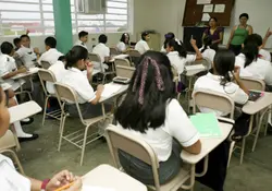 El 85 por ciento de los padres de familia en México paga la educación de sus hijos con sus ingresos diarios. Foto: Cuartoscuro.