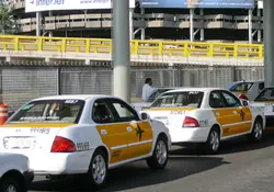 Los taxistas del  Aeropuerto Internacional de la Ciudad de México alistan un amparo contra la resolución de la Cofece. Foto: Archivo