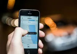 Las autoridades capitalinas pretenden poner reglas más estrictas a los choferes privados y acabar con el servicio de UberPool. Foto: Getty.