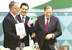 Ricardo Salinas Pliego, presidente de Grupo Salinas; Enrique Peña Nieto, presidente de México, y José A. Meade, titular de Hacienda. Foto: Elizabeth Velázquez
